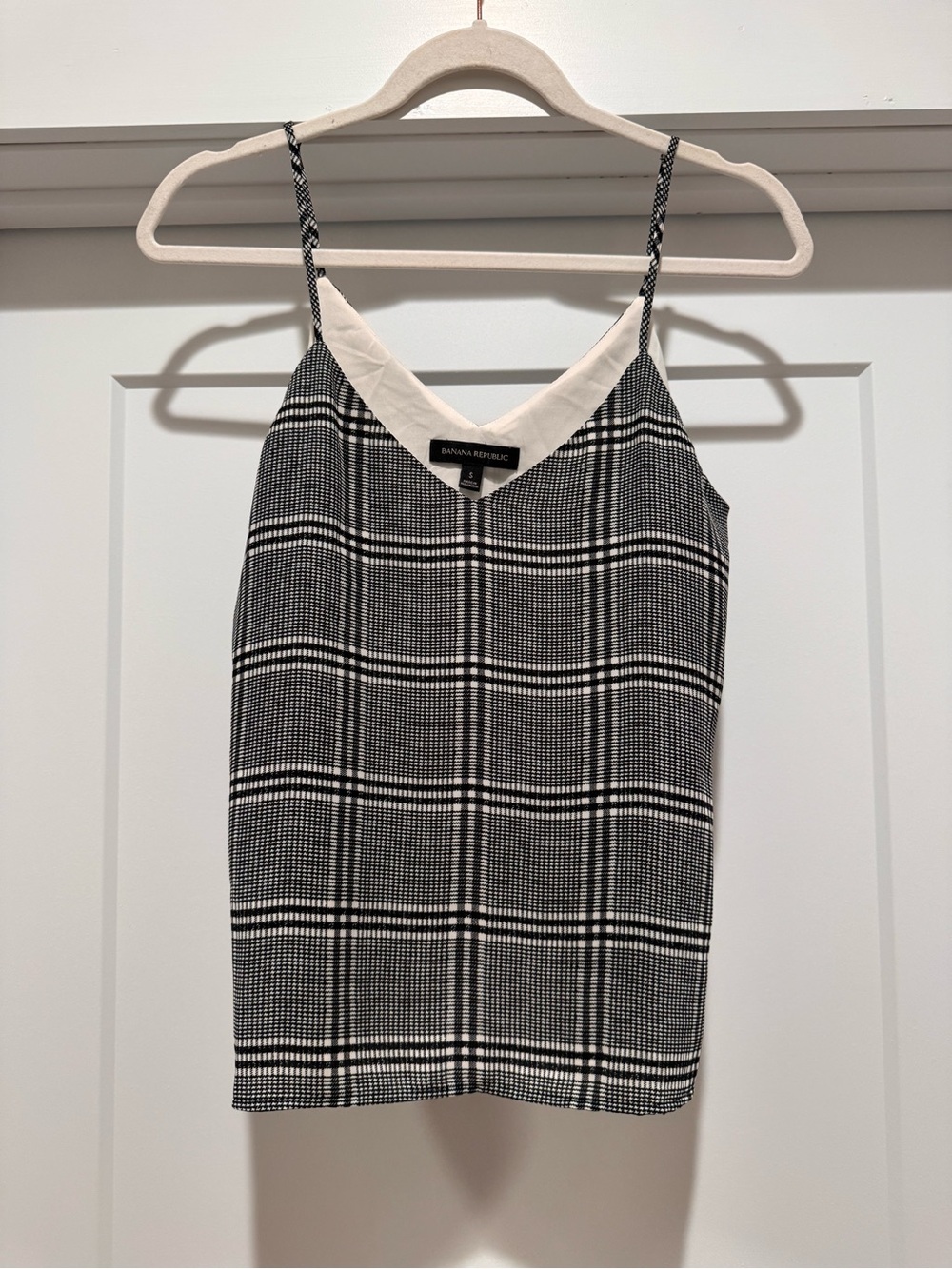 Banana Republic Black and White Houndstooth V-Neck Cami